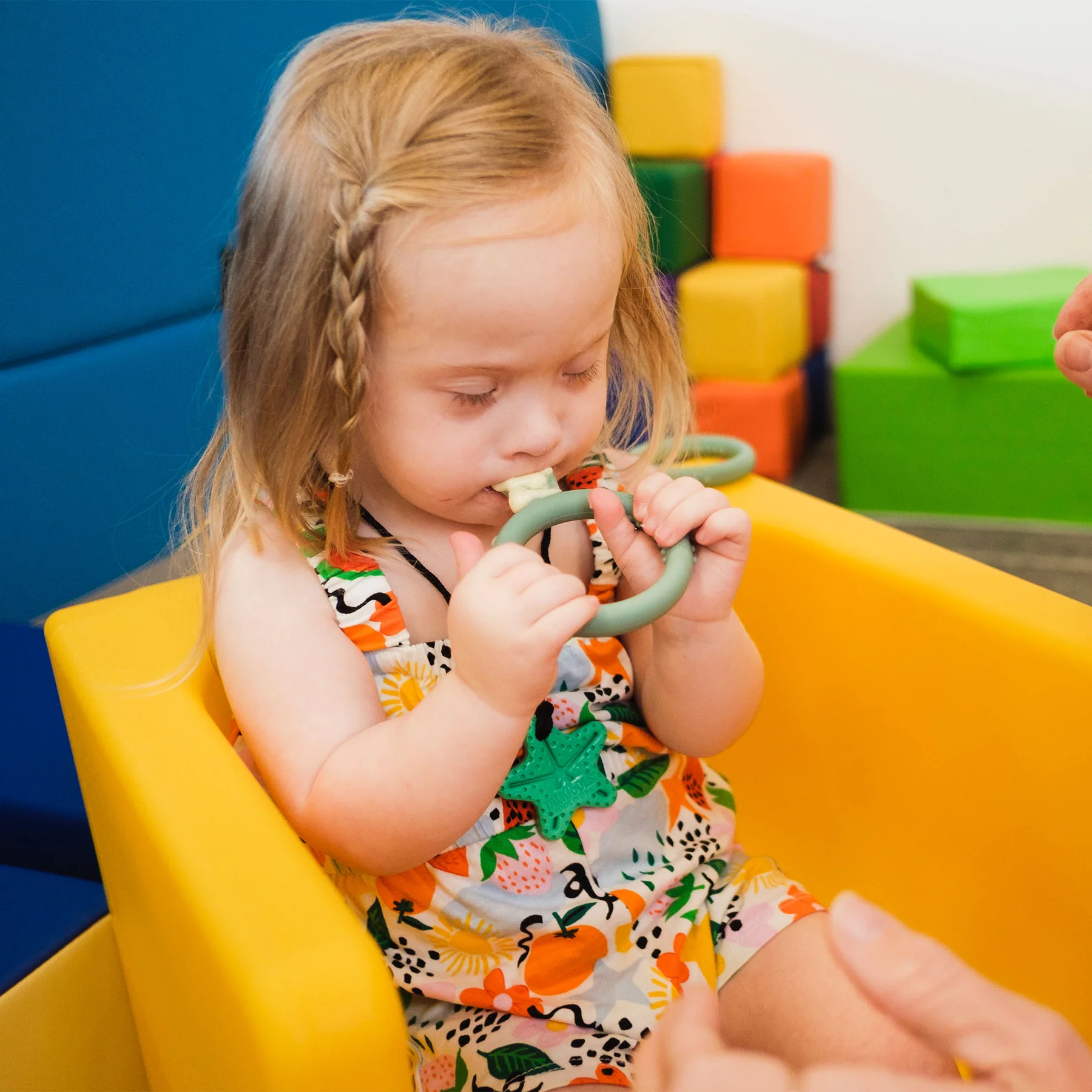 LogosShop TalkTools® Itsy™ Rings bambino che utilizza cucchiaino di apprendimento per autosvezzamento e alimentazione autonoma