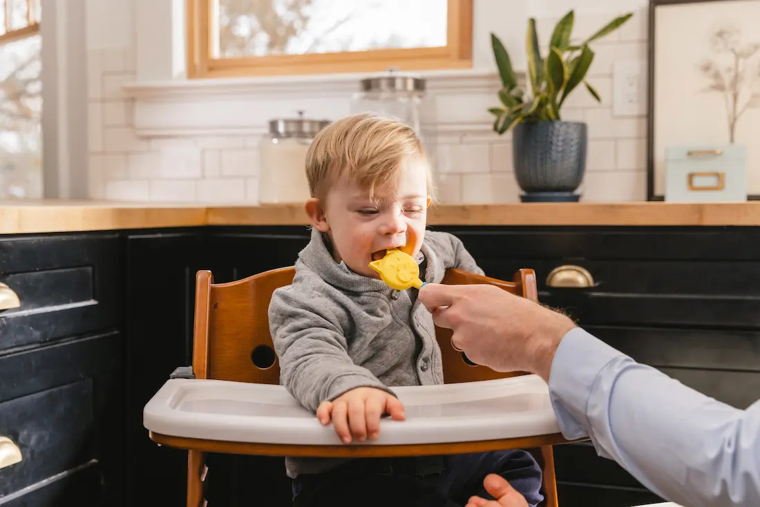 Katzenaufsatz von ARK auf einem Z-Vibe zur spielerischen myofunktionellen Therapie bei Kindern, ideal für orale Stimulation von Lippen, Zunge und Wangen im Logos Shop Logicana.