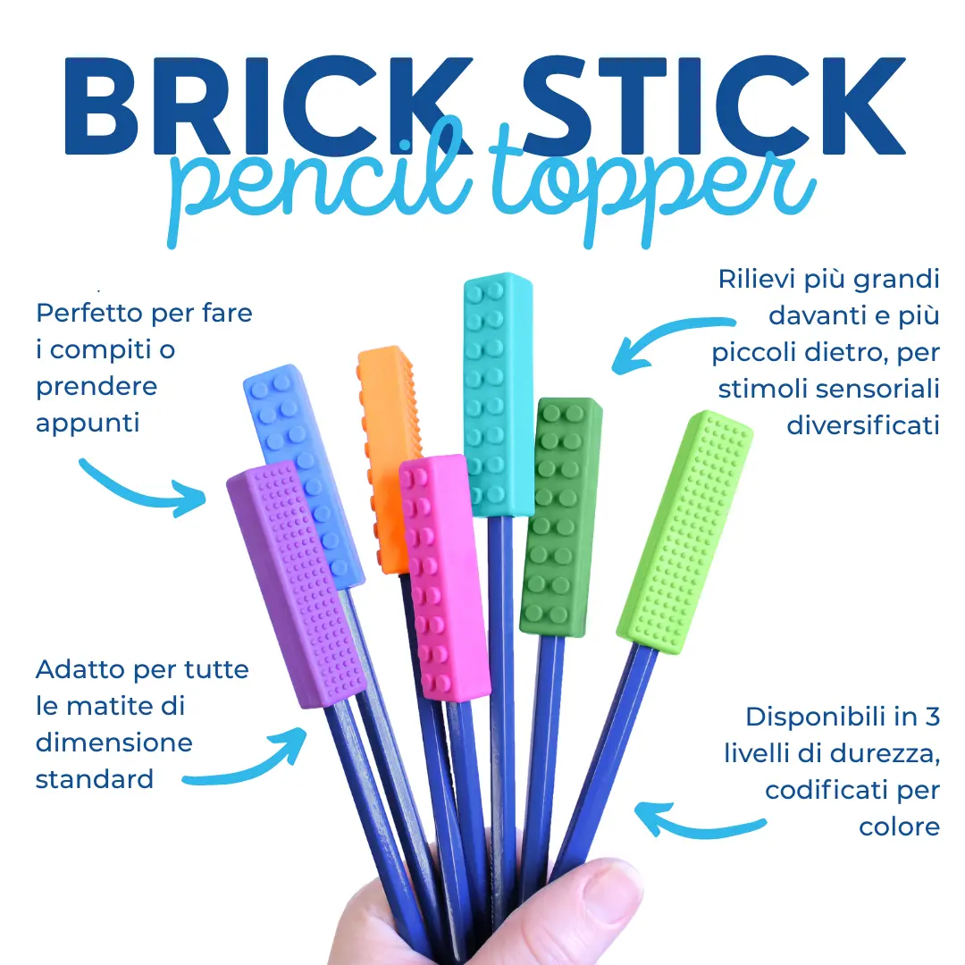Brick Stick cappuccio – tenuto in mano bambino mostra misura adatta ai bambini circa 6,4 x 1,5 x 1,2 cm
