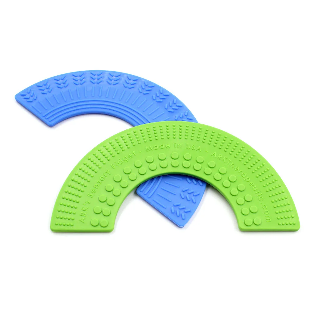 Fidget arcobaleno ARK – vista frontale chew flessibile a forma di arcobaleno