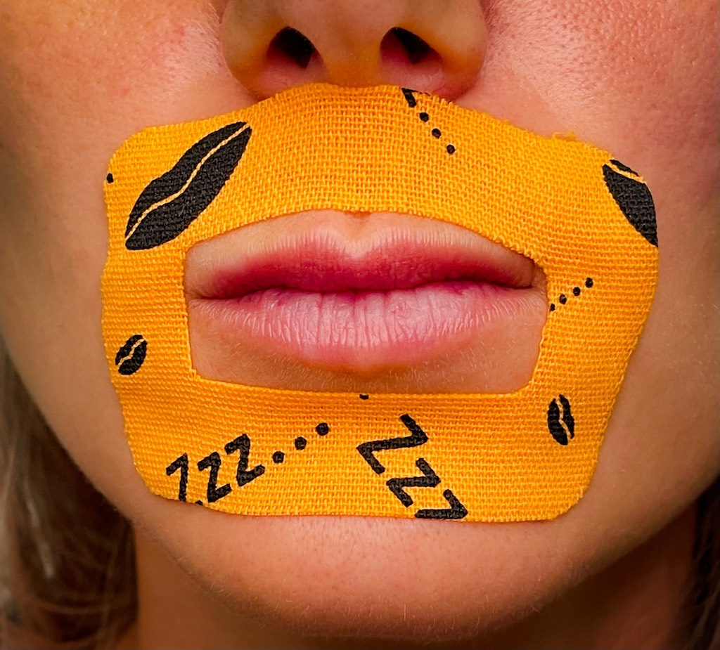 Myotape um den Mund geklebt