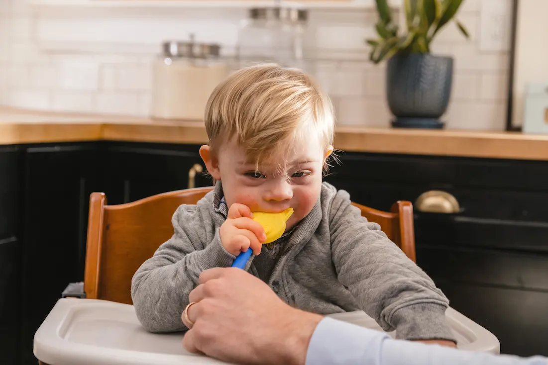 Gelber ARK Katzenaufsatz für den Z-Vibe zur myofunktionellen Frühförderung in der Logopädie, geeignet zur oralen Stimulation und Kieferkräftigung, erhältlich bei Logicana Logos Shop
