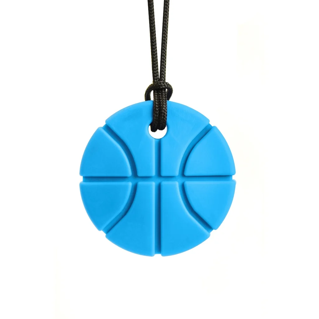 ARK Basketball Chew Necklace tenuto in mano confronto dimensioni mostra forma rotonda adatta ai bambini circa 4,1 cm