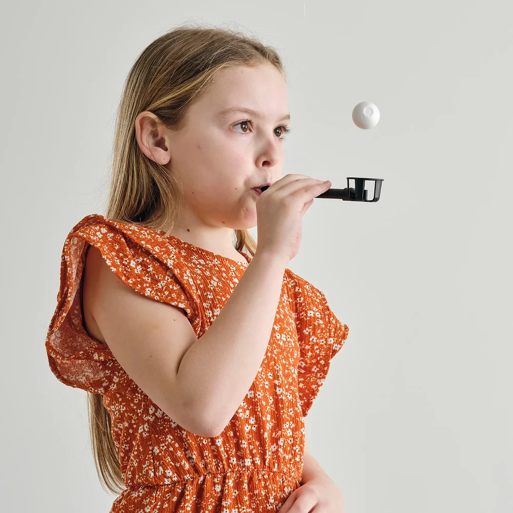 Bambina che utilizza l’allenatore respiratorio Flow-Ball ULTRA®